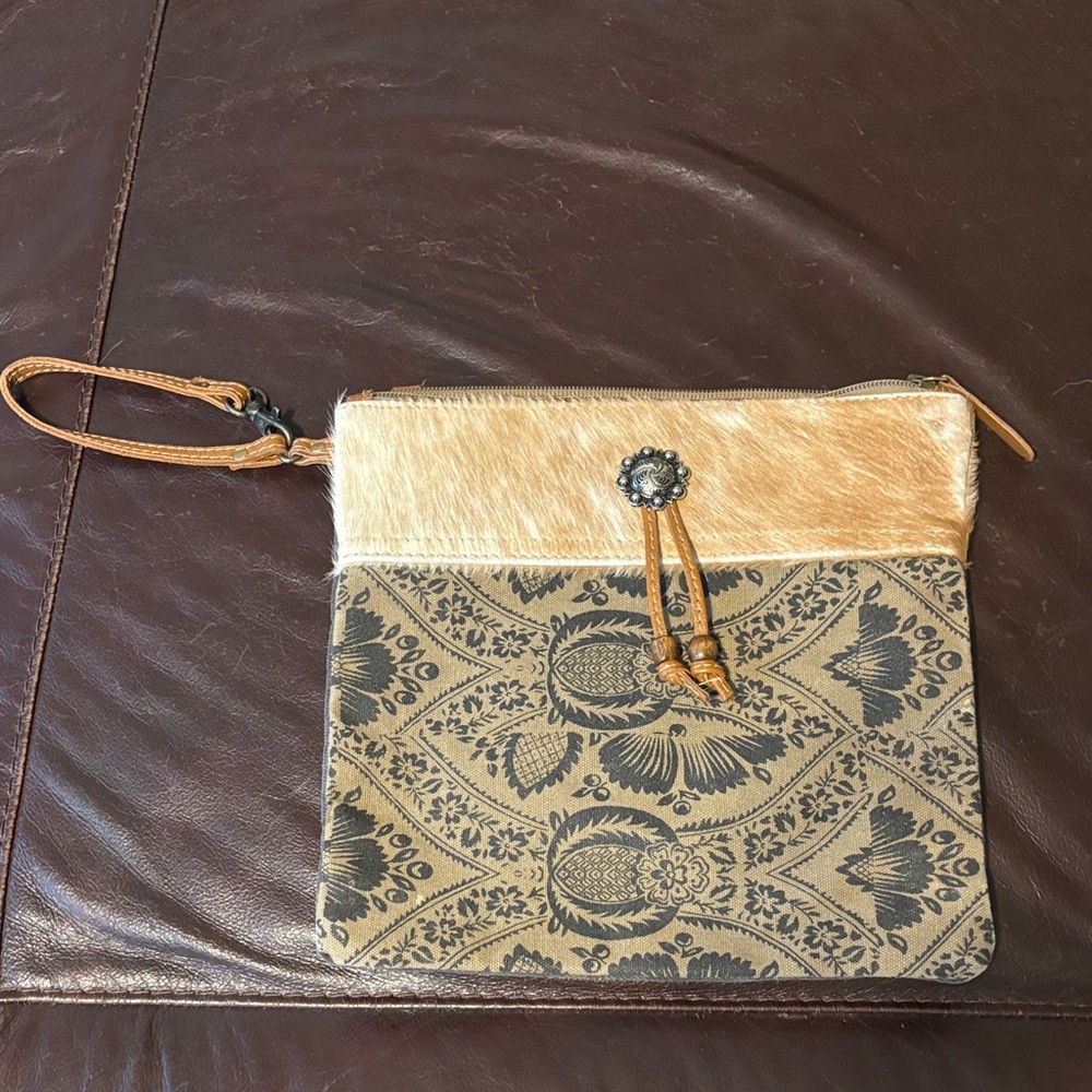 Myra Wristlet 10in x 10in